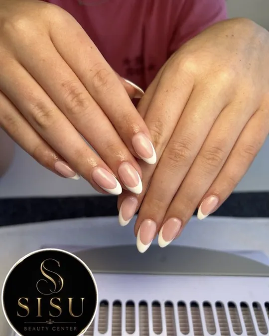 Manicura francesa clásica en uñas almendra